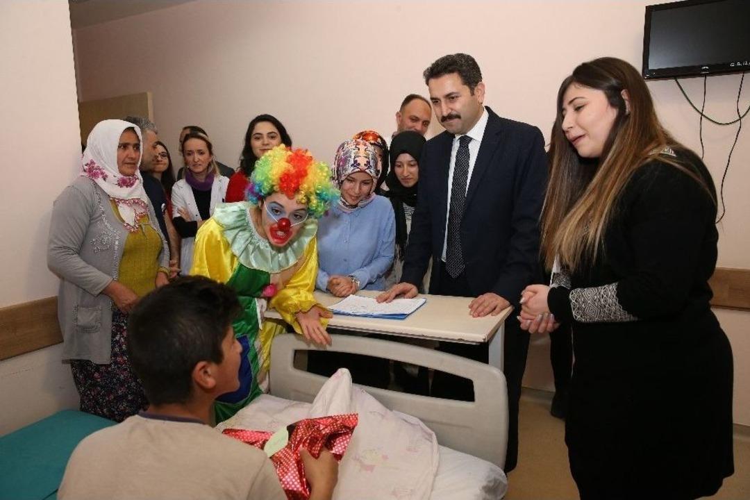 &Uuml;niversite &Ouml;ğrencilerinden Hasta &Ccedil;ocuklara Anlamlı Ziyaret