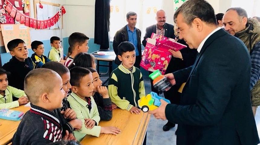 Mut Belediyesi&rsquo;nden Kırsaldaki &Ouml;ğrencilere Tıraş Hizmeti