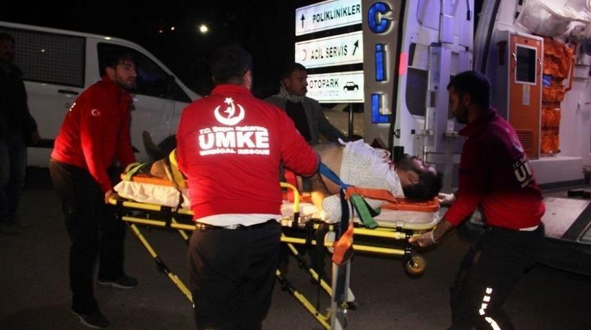 Otomobil Refüje Çıktı: 1 Yaralı