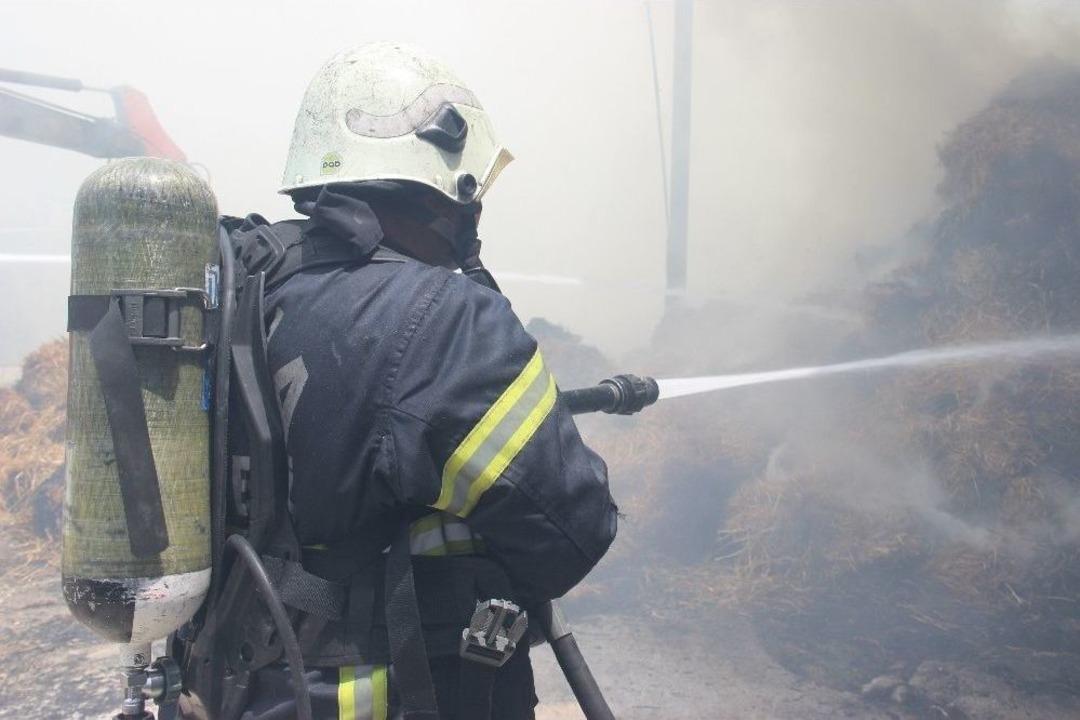 Anız Yangınından Sı&ccedil;rayan Alevler Saman Deposunu K&uuml;l Etti