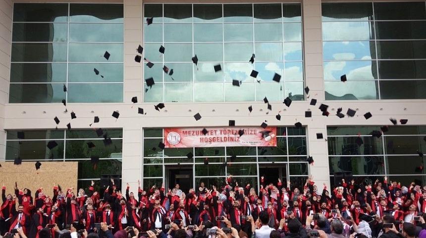 İslami İlimler Fak&uuml;ltesinde Mezuniyet Coşkusu Yaşandı