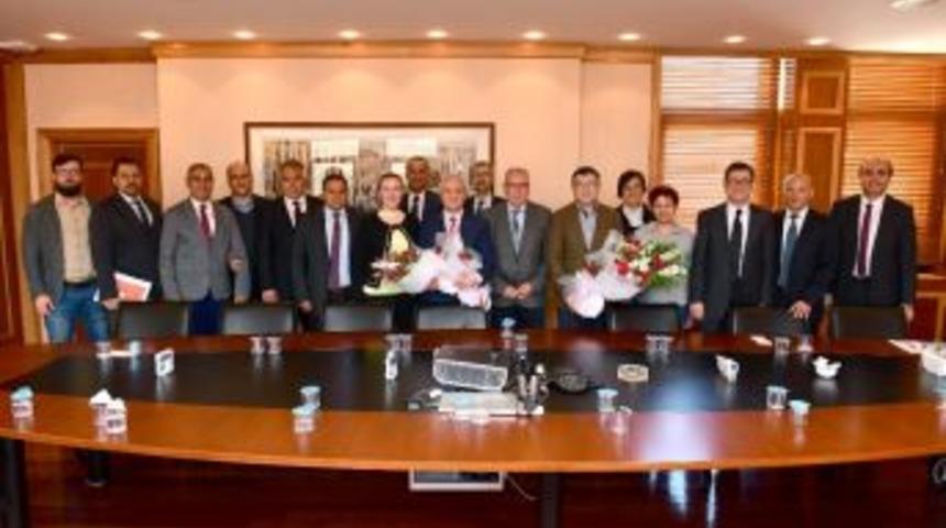 Gen&ccedil;lik Ve Spor Kul&uuml;b&uuml;&rsquo;nden Rekt&ouml;r G&uuml;ndoğan&rsquo;a Ziyaret