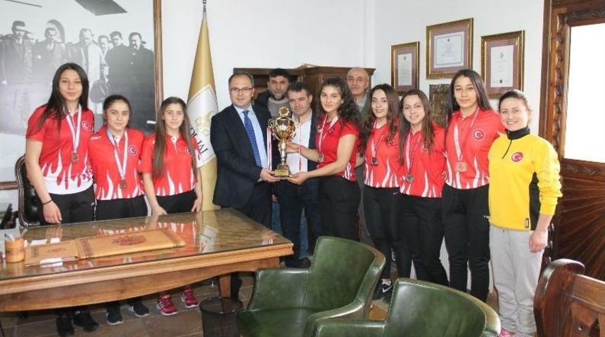 Kadınlar Serbest G&uuml;reş T&uuml;rkiye Şampiyonu Olarak Tokat&rsquo;a D&ouml;nd&uuml;ler