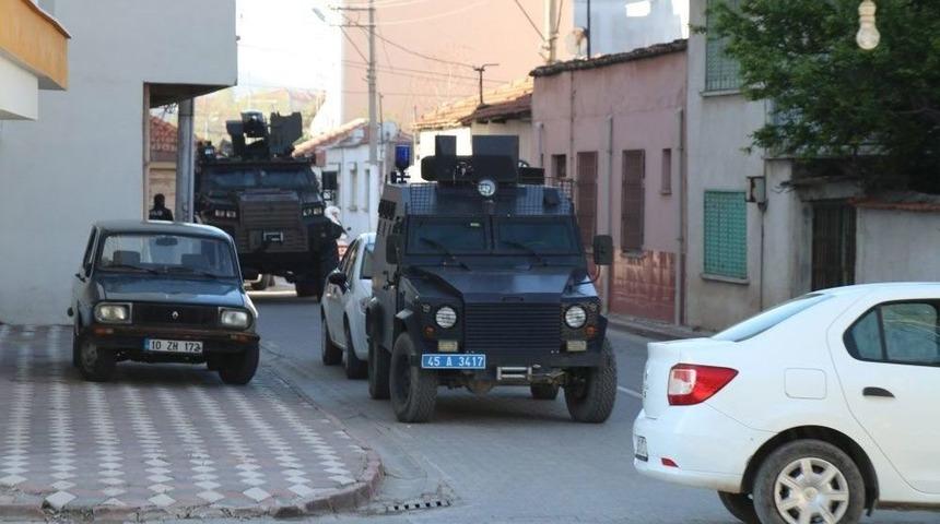 Manisa&rsquo;da Su&ccedil; &Ouml;rg&uuml;t&uuml;ne Ağır Darbe: 20 G&ouml;zaltı