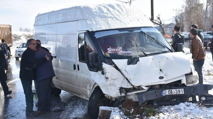 Muş&rsquo;ta Trafik Kazası: 1 &Ouml;l&uuml;, 3 Yaralı