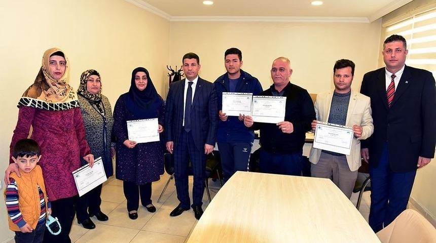 Kosgeb Kursunu Tamamlayanlar Sertifikalarını Alıyor