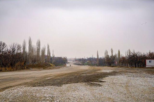 Büyükşehir Belediyesi 50 Metre Genişliğinde Yol Açıyor