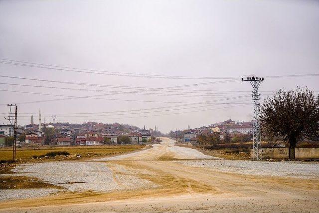 Büyükşehir Belediyesi 50 Metre Genişliğinde Yol Açıyor