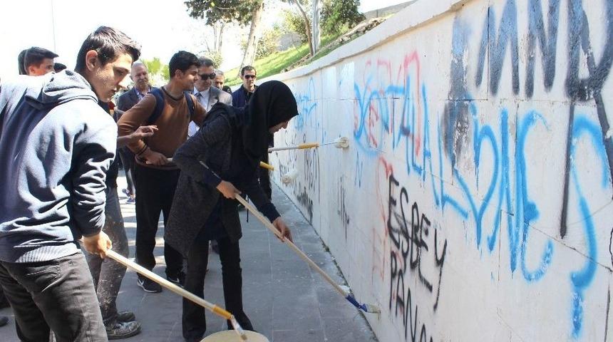 Gençler Kötü Görüntünün Üzerini Boyayla Kapattı