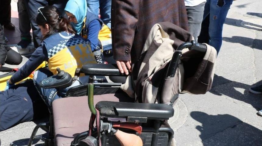 Karşıdan Karşıya Ge&ccedil;meye &Ccedil;alışan Engelli Adama Otomobil &Ccedil;arptı