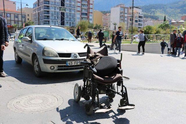 Karşıdan Karşıya Geçmeye Çalışan Engelli Adama Otomobil Çarptı 1