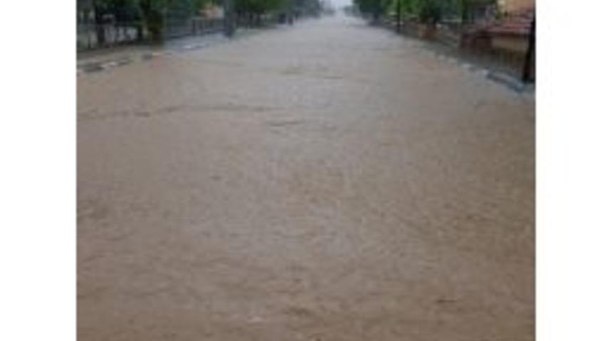 Altıntaş&rsquo;ta Şiddetli Yağış Sele Neden Oldu