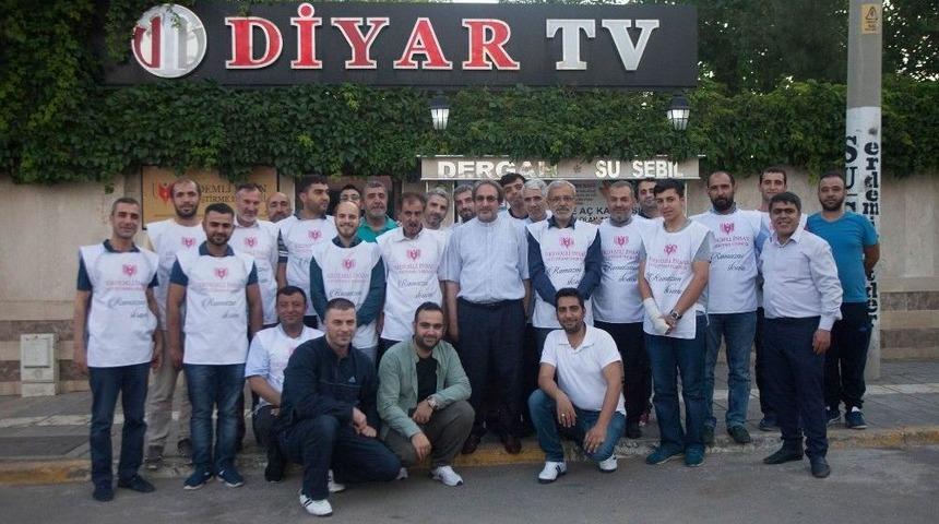 İftar Saatinde Yolda Kalan 40 Bin Kişiye Su Ve Hurma İkramı