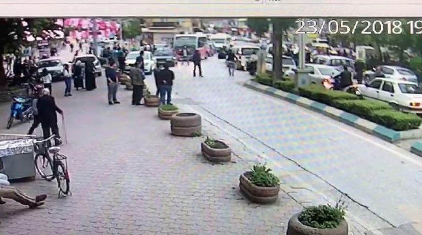 Cadde &Uuml;zerinde &Ccedil;ıkan Kavga G&uuml;venlik Kamerasına Yansıdı