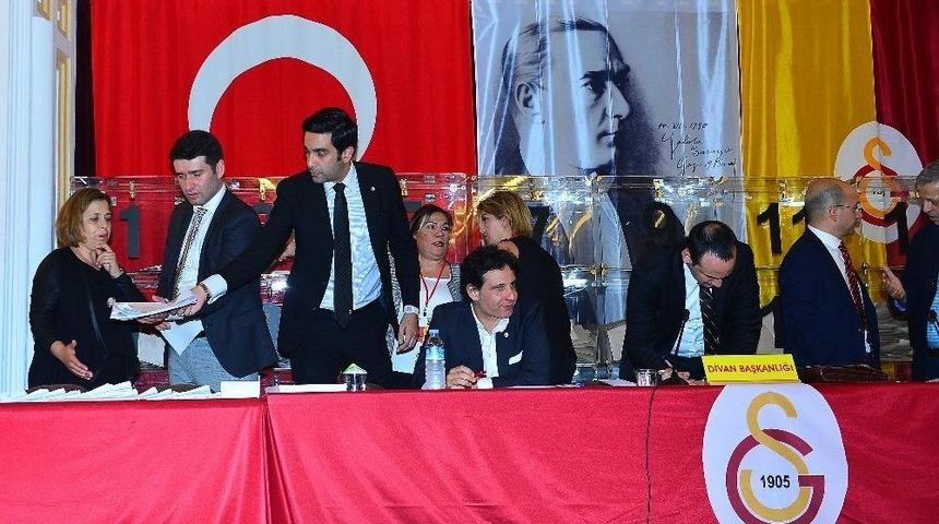 Galatasaray&rsquo;da Oy Verme İşlemi Tamamlandı. Sandıklar Sınıflardan Alınarak B&uuml;y&uuml;k Salona Getirildi Ve Biraz Sonra Sayım İşlemine Ge&ccedil;ilecek.