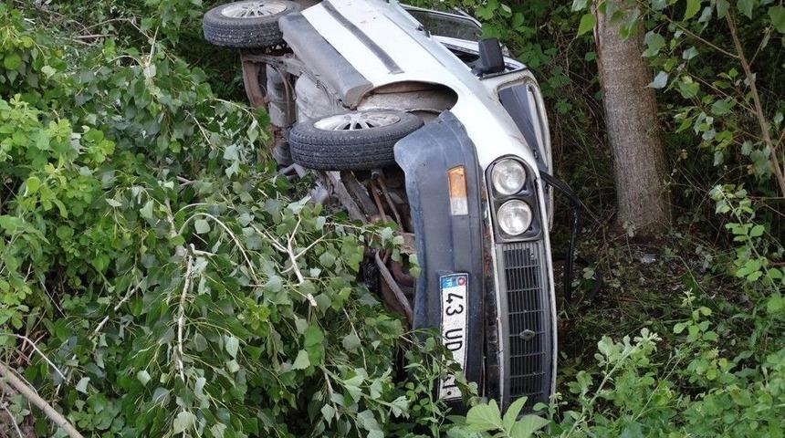 Otomobil Dereye U&ccedil;tu: 3 Yaralı