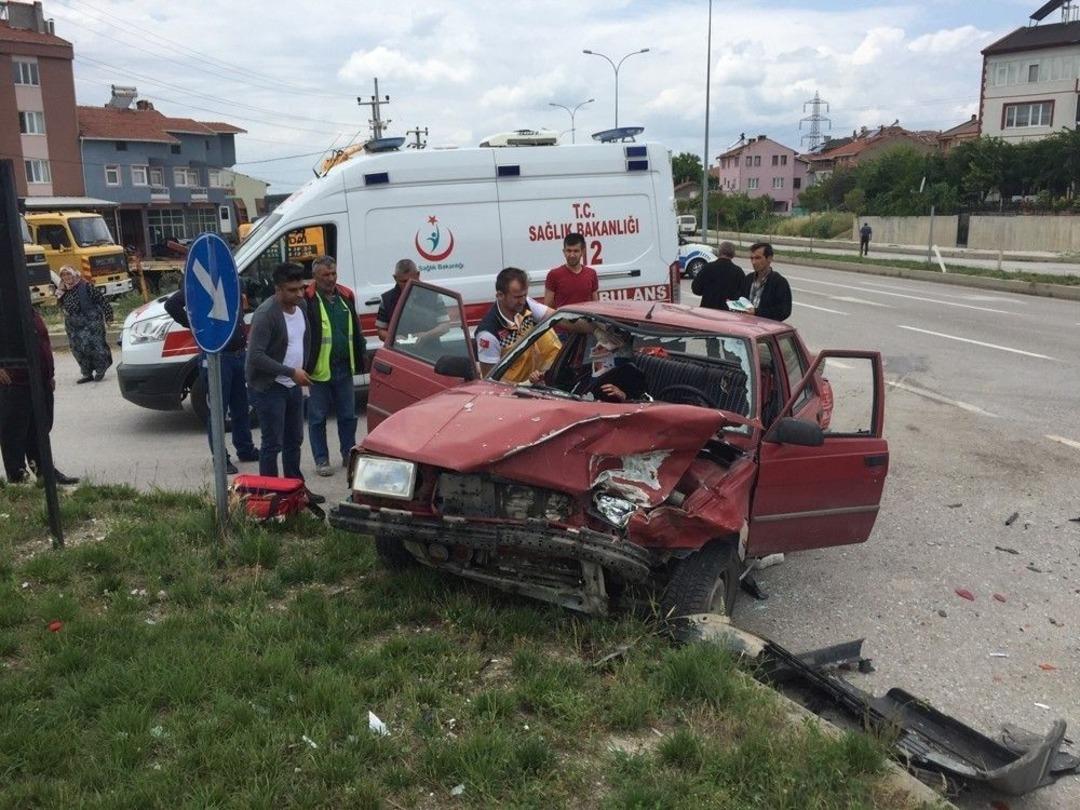 Domani&ccedil;&rsquo;te Trafik Kazası: 3 Yaralı