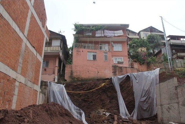 İnşaat Sırasında Yol Çöktü, 5 Bina Tahliye Edildi
