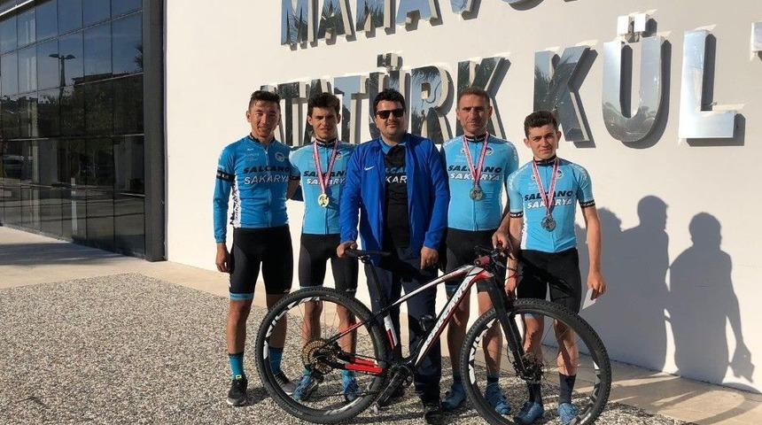 Büyükşehir Bisiklet Takımı’ndan 3 Madalyalı Kupa