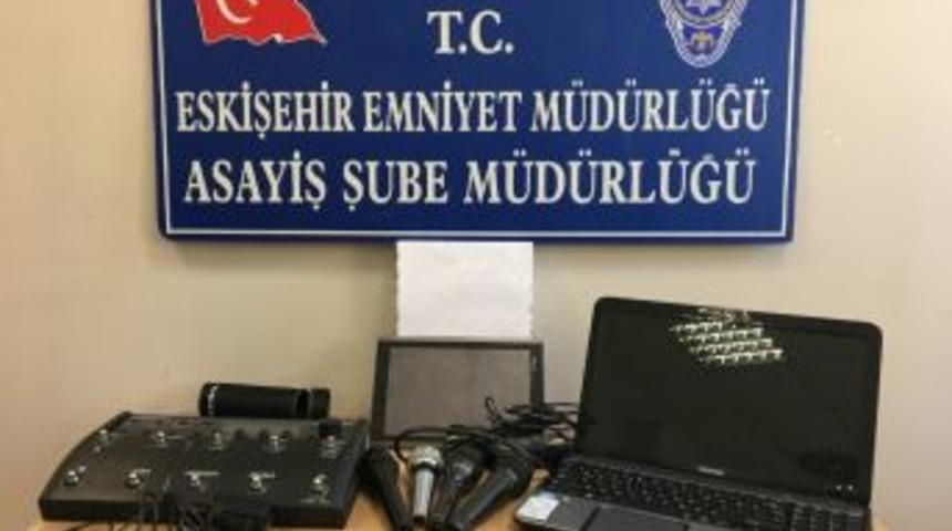 Asker Firarisi Hırsız &Ccedil;aldıklarıyla Birlikte Yakalandı