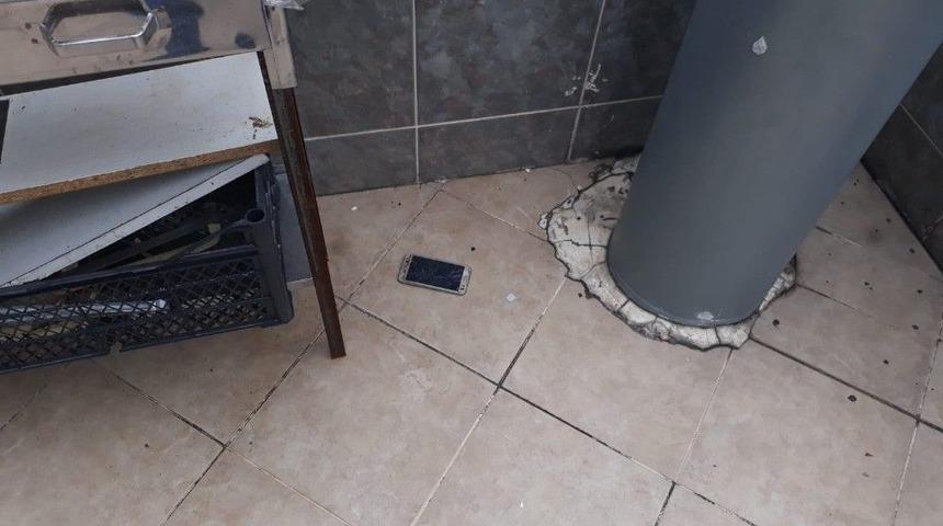 Polisi G&ouml;r&uuml;nce Telefonlarını Aşağıya Attılar