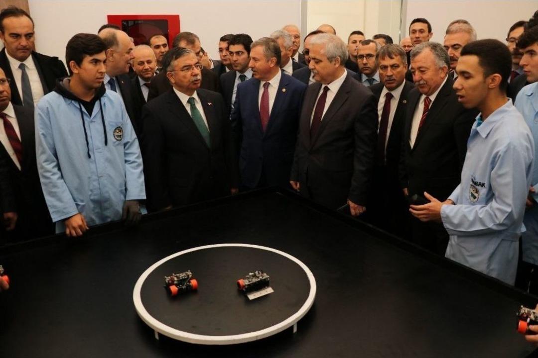 Bakan Yılmaz&rsquo;dan Osb&rsquo;deki Meslek Liseleri İ&ccedil;in Y&ouml;netim &Ccedil;ağrısı