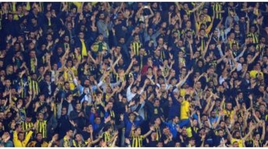 Fenerbahçe Taraftarı Tribünleri Dolduruyor