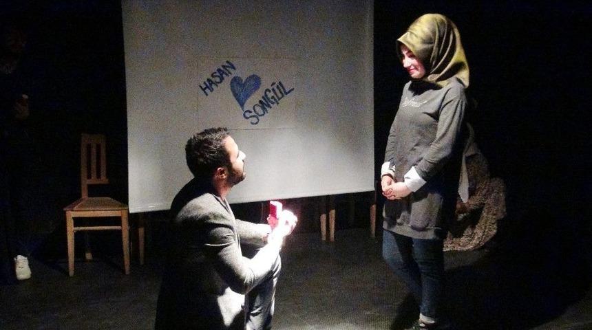 Tiyatro Sahnesinde Evlilik Teklifi