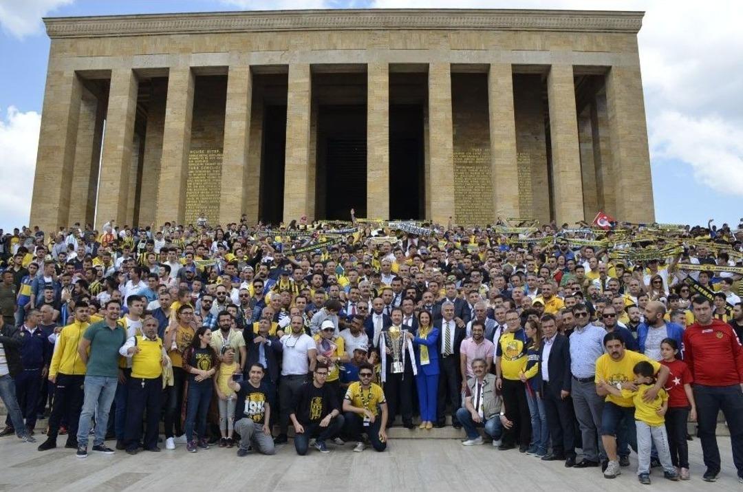 Mke Ankarag&uuml;c&uuml; Kupasını Anıtkabir&rsquo;e G&ouml;t&uuml;rd&uuml;