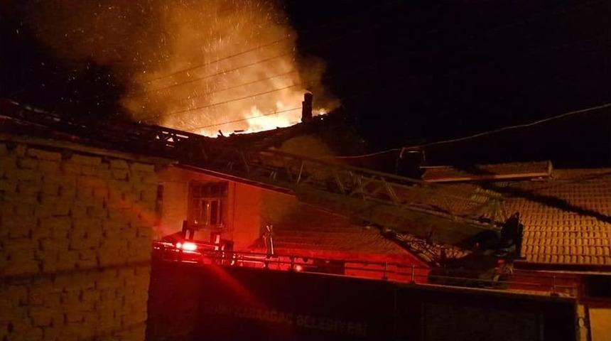 Isparta&rsquo;da Ahşap Ev Yangında K&uuml;le D&ouml;nd&uuml;