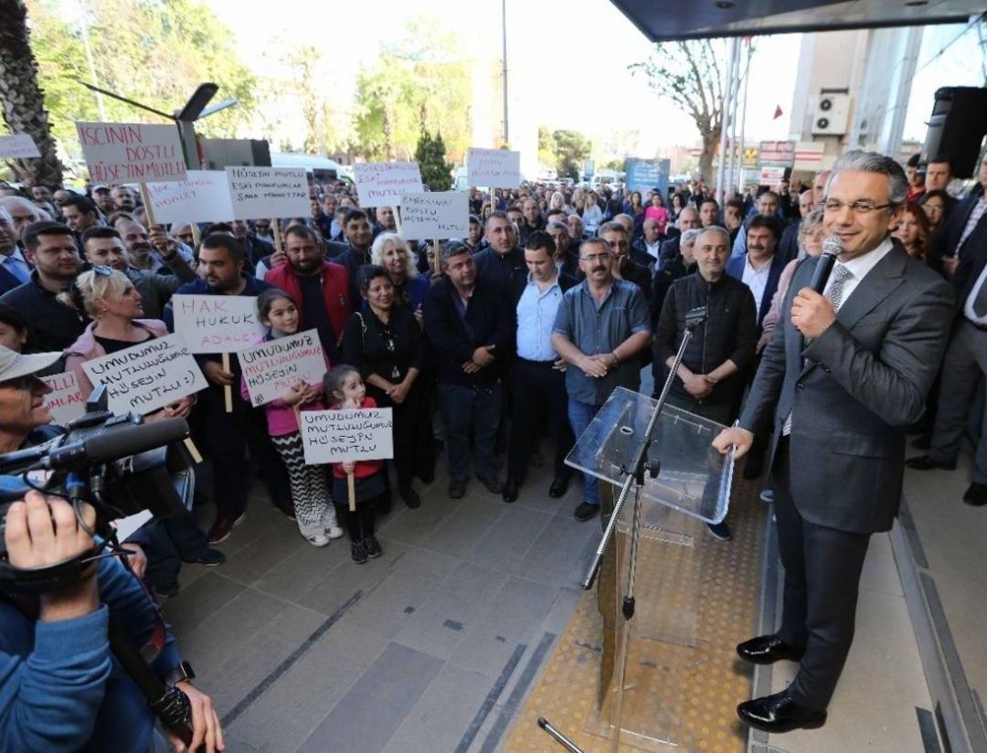 Karşıyakalı İş&ccedil;ilerden Başkan Akpınar&rsquo;a S&uuml;rpriz