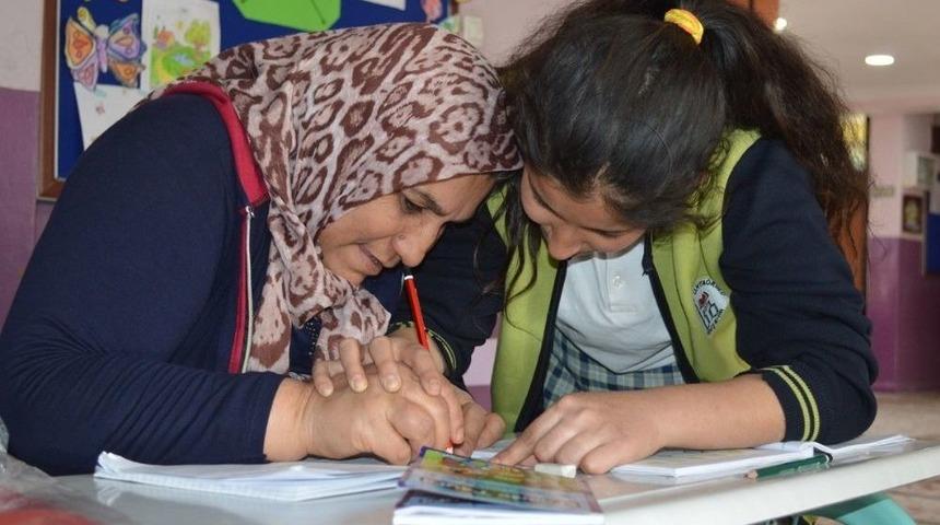 &Ccedil;ocuklarıyla Beraber Okumaya &Ouml;ğreniyorlar