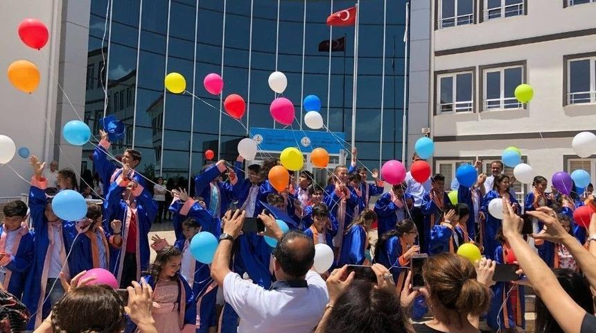 İbrahim Y&uuml;cel&rsquo;de Mezuniyet Coşkusu