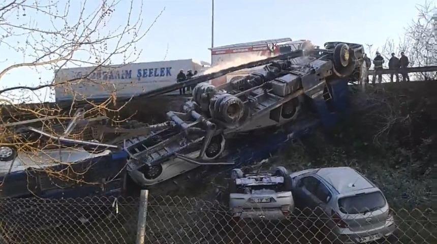 Ters D&ouml;nen Tırdaki Sıfır Otomobiller Kullanılamaz Hale Geldi