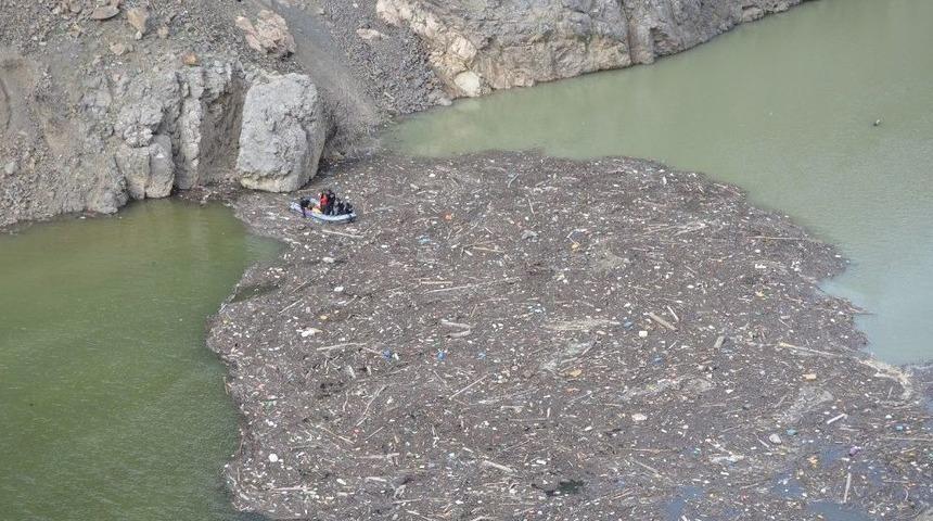 Artvin&rsquo;de &Ccedil;oruh Nehri&rsquo;ne U&ccedil;an Ara&ccedil;taki 3. Şahsın Cesedi Bulundu