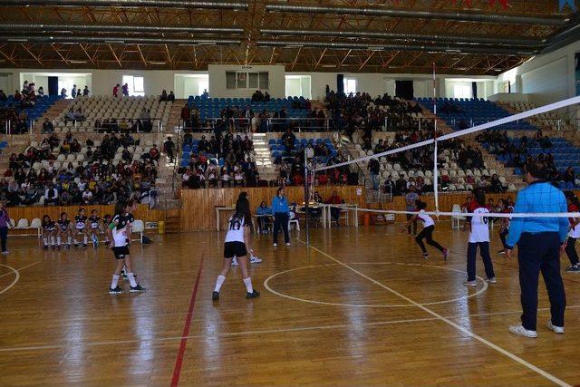 Kumluca’da Küçük Kızlar Voleybol Müsabakaları Sona Erdi