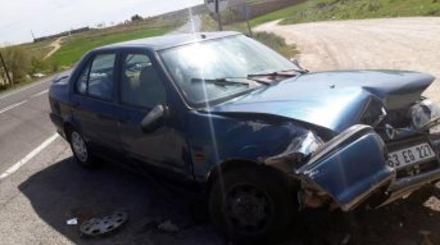 Şanlıurfa&rsquo;da Otomobil Trakt&ouml;re &Ccedil;arptı: 5 Yaralı