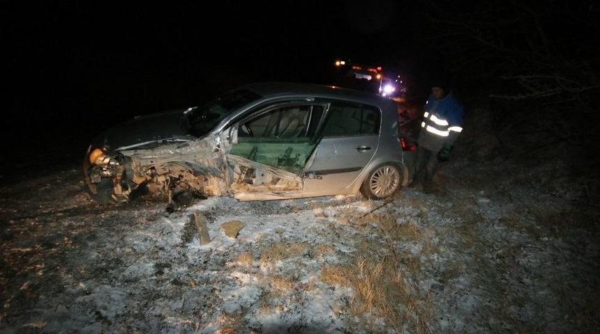 Muz Y&uuml;kl&uuml; Kamyonla &Ccedil;arpışan Otomobilin S&uuml;r&uuml;c&uuml;s&uuml; Yaralandı