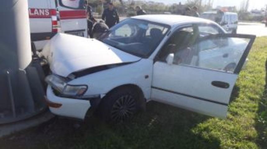 Ref&uuml;jdeki Direğe &Ccedil;arpan Otomobilin S&uuml;r&uuml;c&uuml;s&uuml; Yaralandı