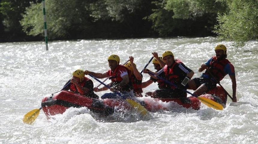 G&uuml;n&uuml;n Rafting Yarışını Vali Sonel Tamamladı