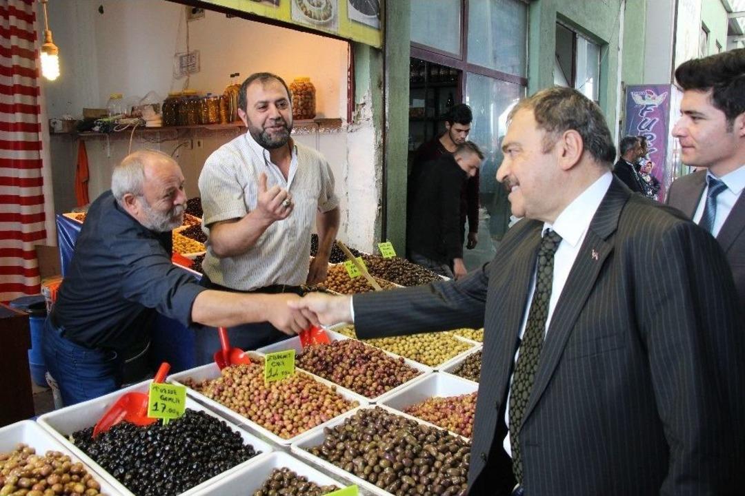 Bakan Eroğlu Pazarda Tezgah Başına Ge&ccedil;ti Biber Fidesi Sattı