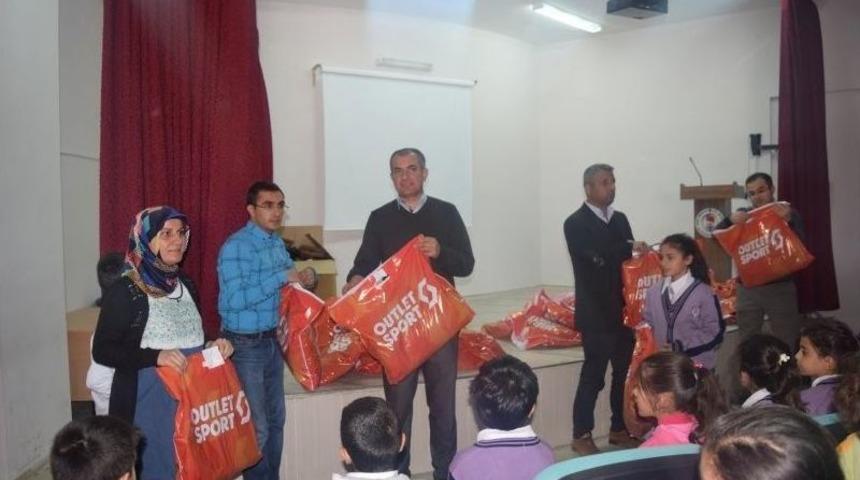 İlkokul &Ouml;ğrencilerine Mont Yardımı Yapıldı