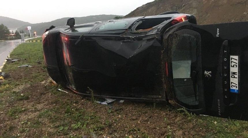 Yolda Su Birikintisine Kapılan Ara&ccedil; Takla Attı: 4 Yaralı