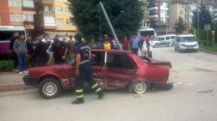 Ters Y&ouml;ne Giren Ara&ccedil;, Otomobille &Ccedil;arpıştı: 5 Yaralı