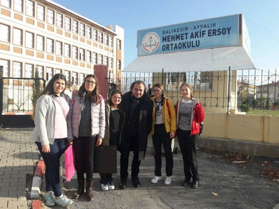 &Ouml;ğrenciler, Yoksul Anneleri, Yaşlıları Ve Engellileri Yalnız Bırakmıyorlar