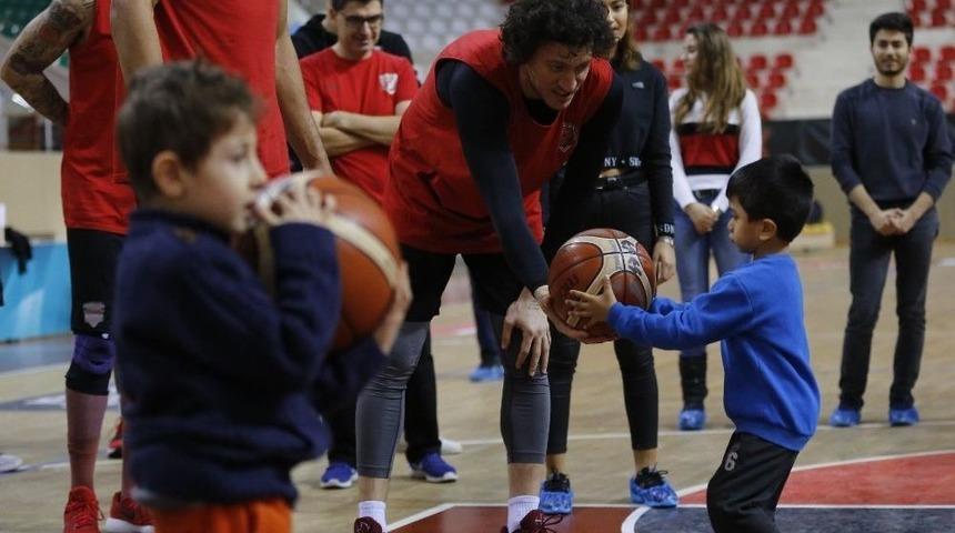 Minik Öğrencilerin Basketbolcularla Büyük Sevinci