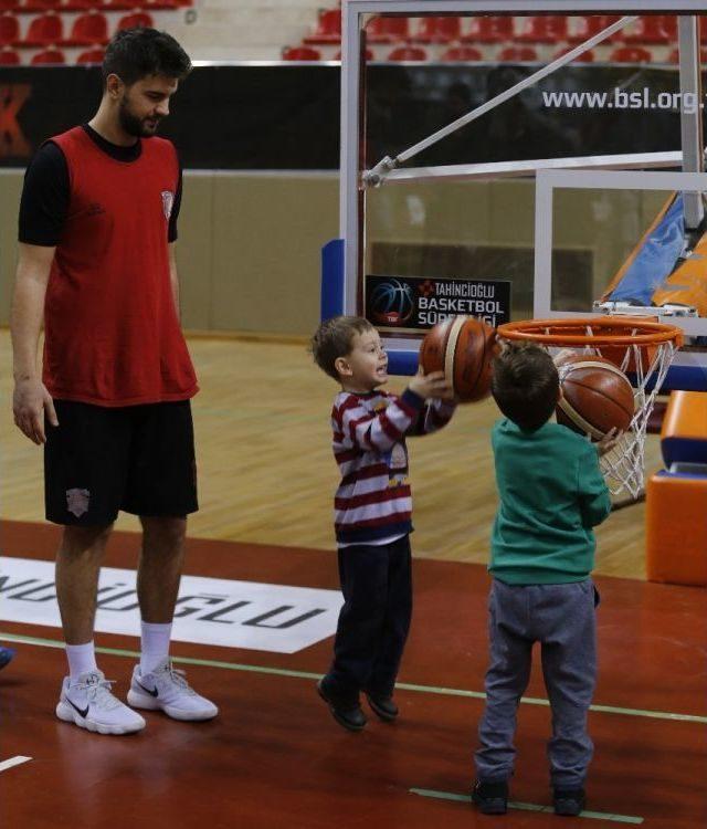 Minik Öğrencilerin Basketbolcularla Büyük Sevinci