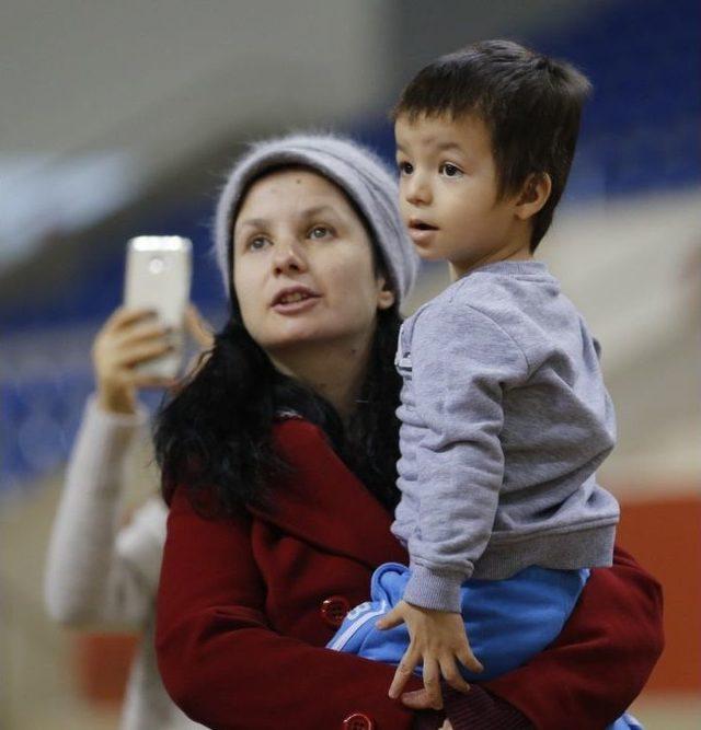 Minik Öğrencilerin Basketbolcularla Büyük Sevinci