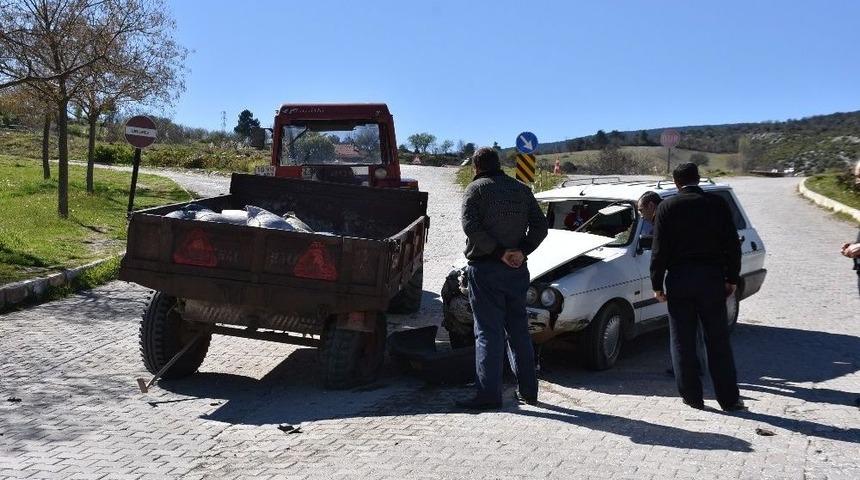 Otomobil Trakt&ouml;re &Ccedil;arptı: 2 Yaralı