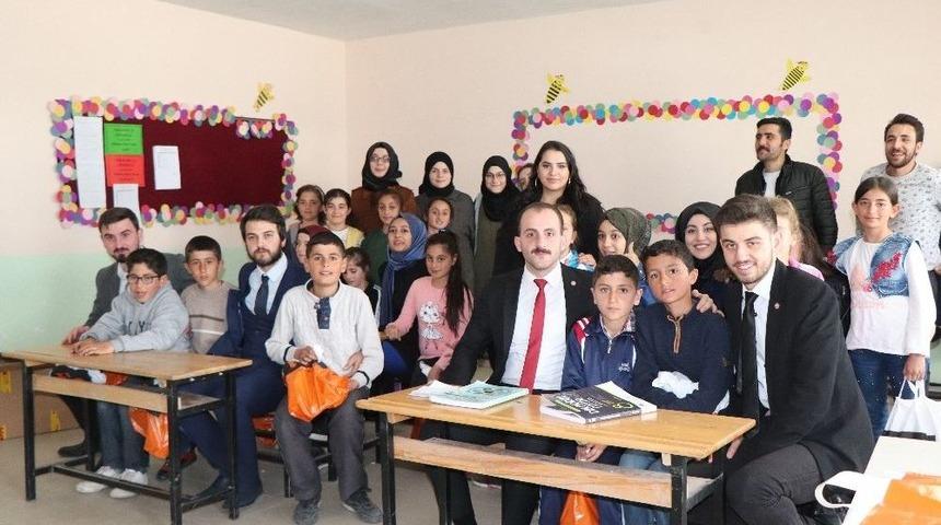 Kt&uuml; &Ouml;ğrenci Konseyi&rsquo;nden İhtiya&ccedil; Sahibi &Ouml;ğrencilere Kıyafet Ve Kırtasiye Yardımı